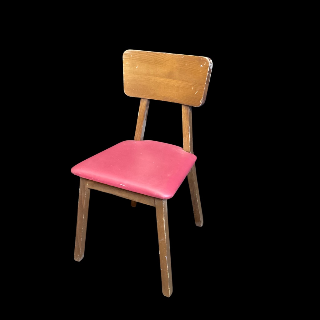 Stuhl mit roter Sitzfläche