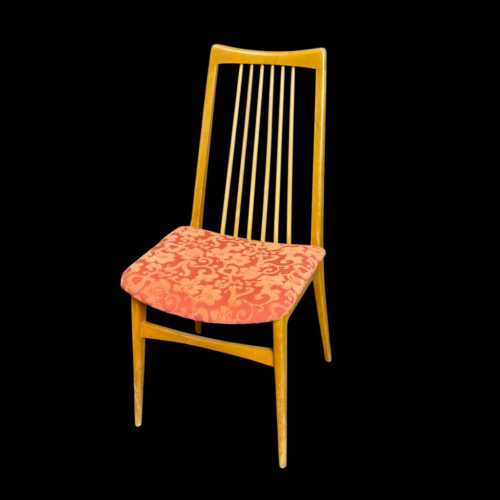 Holzstuhl mit geblümter Sitzfläche
