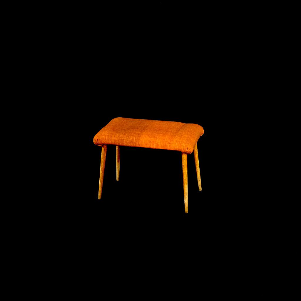 Hocker mit orangem Polster