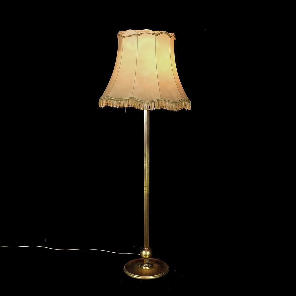 Stehlampe klassisch, marmoriert mit Fransen