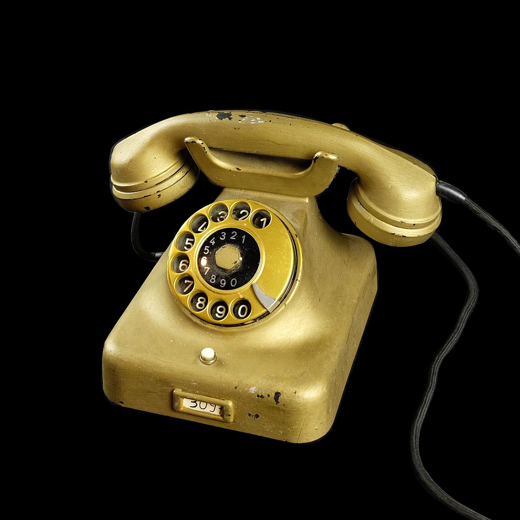 goldenes Telefon mit Wahlscheibe