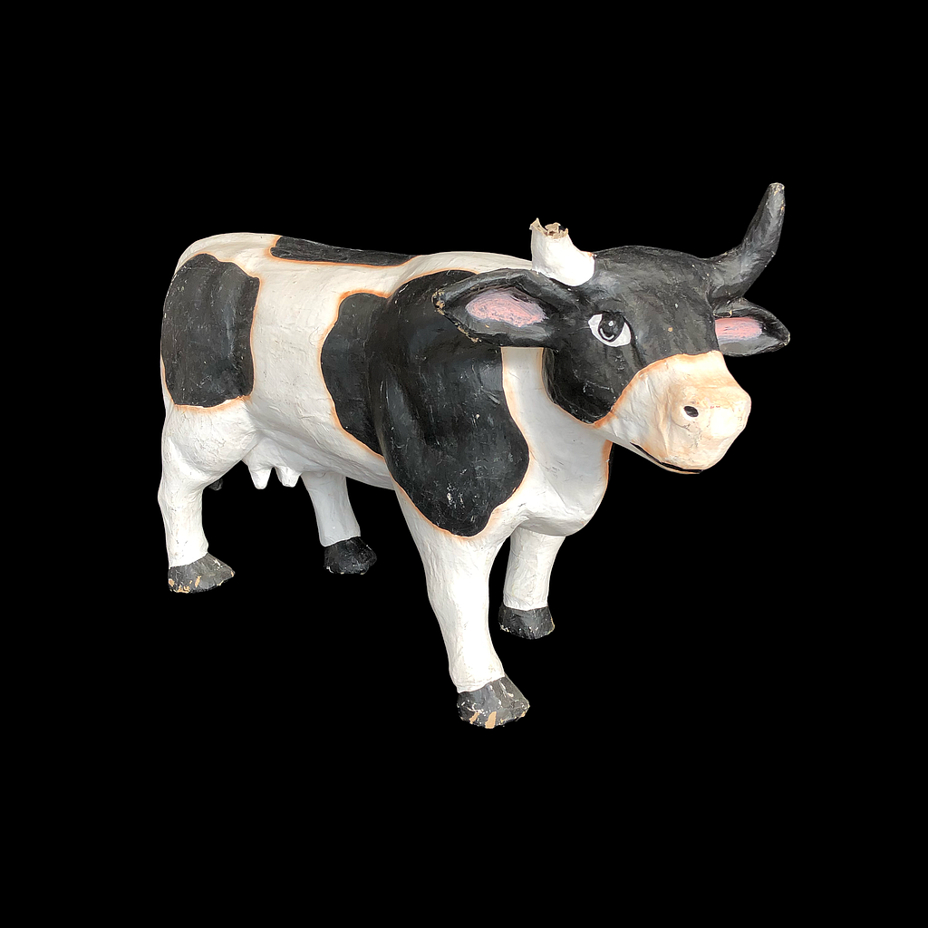 schwarz-weiß gefleckte Kuh aus Pappmaché