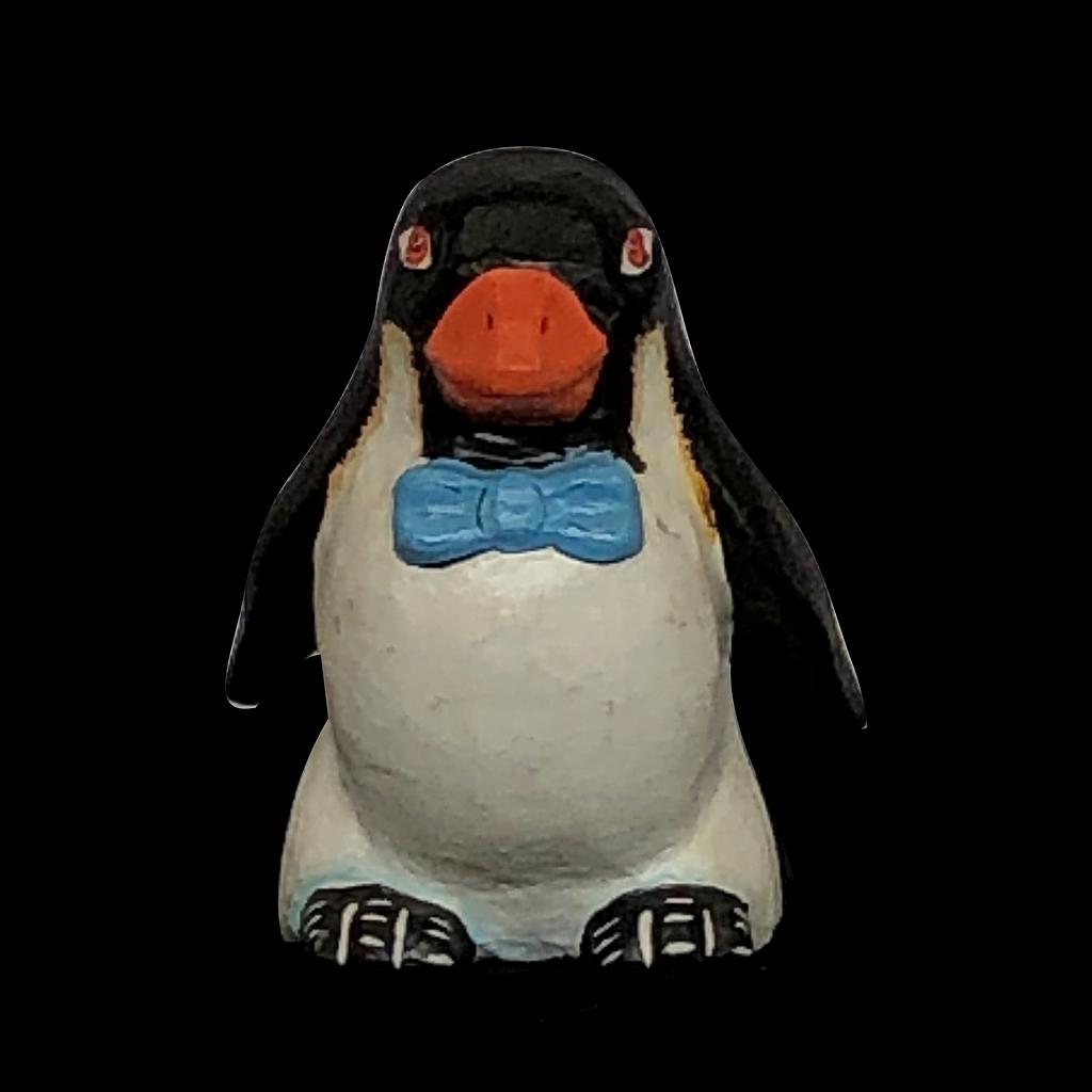 Pinguin mit blauer Schleife aus Pappmaché