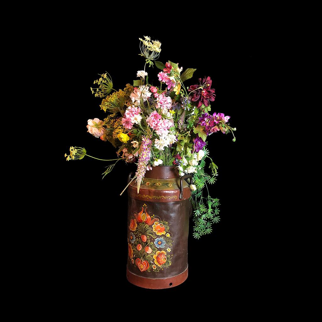 Blumengebinde in bemalter Vase