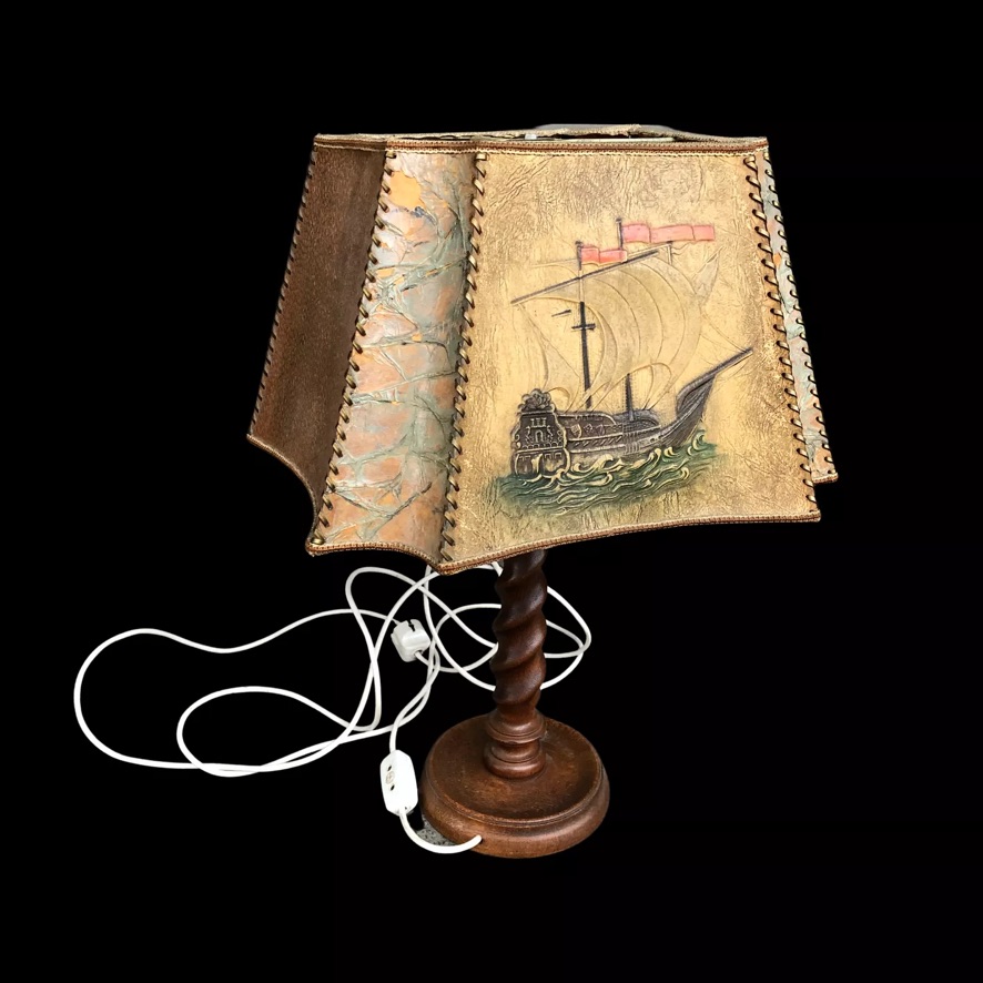 Tischlampe mit bedrucktem Lederschirm